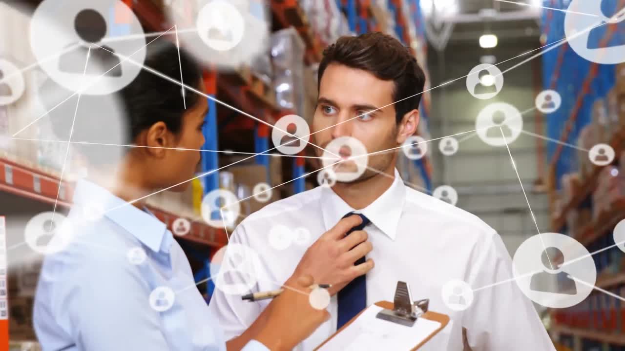 animación de una red de perfiles sobre diversos supervisores masculinos y femeninos que discuten en el almacén.