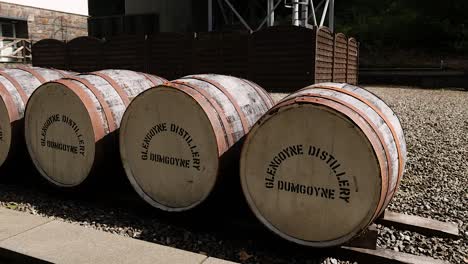 barriles alineados fuera de la destilería de glengoyne