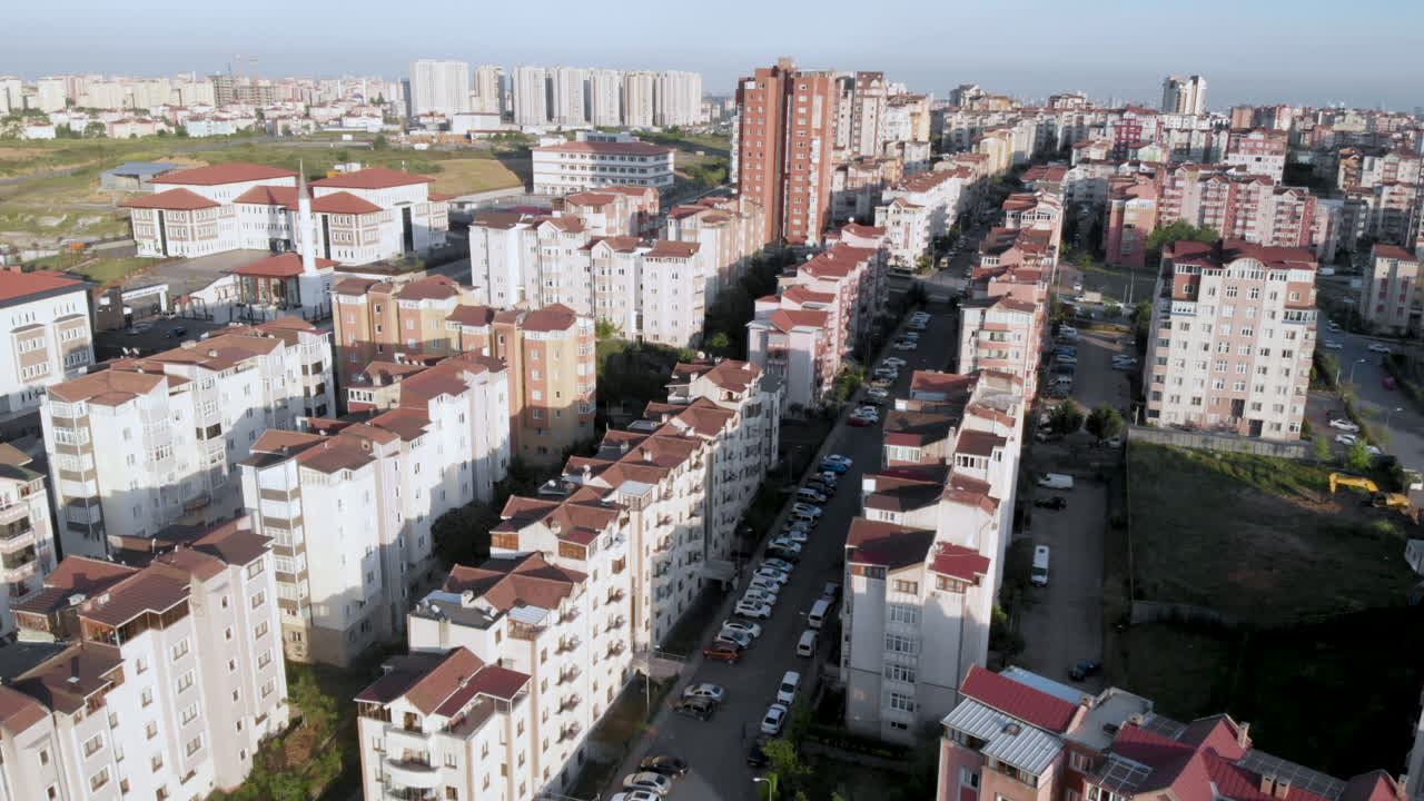 Vista aérea da cidade com apartamentos, casas e tráfego nas estradas em um dia de inverno.