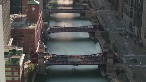 Vista-De-Teleobjetivo-De-Puentes-Sobre-El-Río-Chicago,-Luz-De-La-Mañana