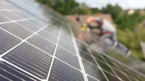 instalación de paneles solares de consumo en el techo de la casa, energía sostenible, energía verde