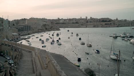 tarde tranquila en el puerto de valletta, malta - tres ciudades