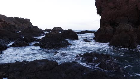 Olas-Del-Mar-Rompiendo-En-Las-Rocas,-Tenerife