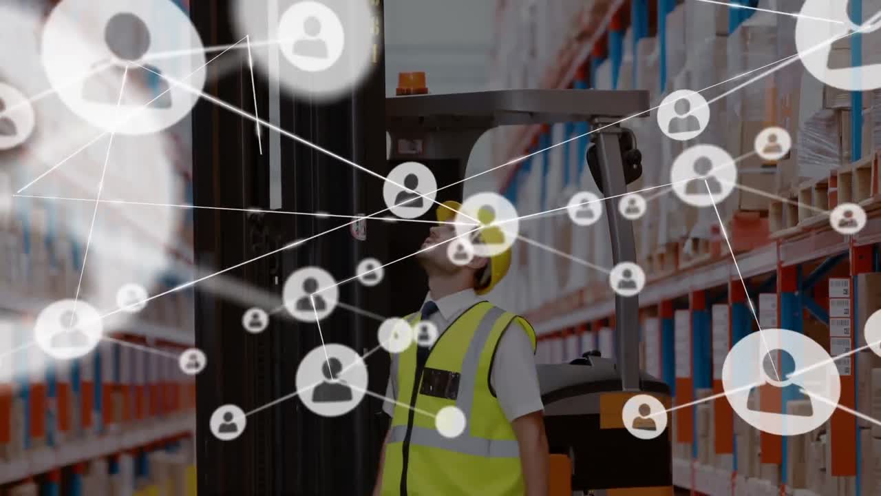 Animazione di una rete di connessioni con icone sopra un lavoratore caucasico in un magazzino