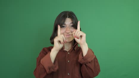 señalando con los dedos hacia arriba