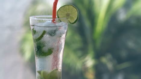 El-Azúcar-Blanco-Se-Vierte-En-Un-Vaso-Con-Un-Cóctel-Mojito-Frío.