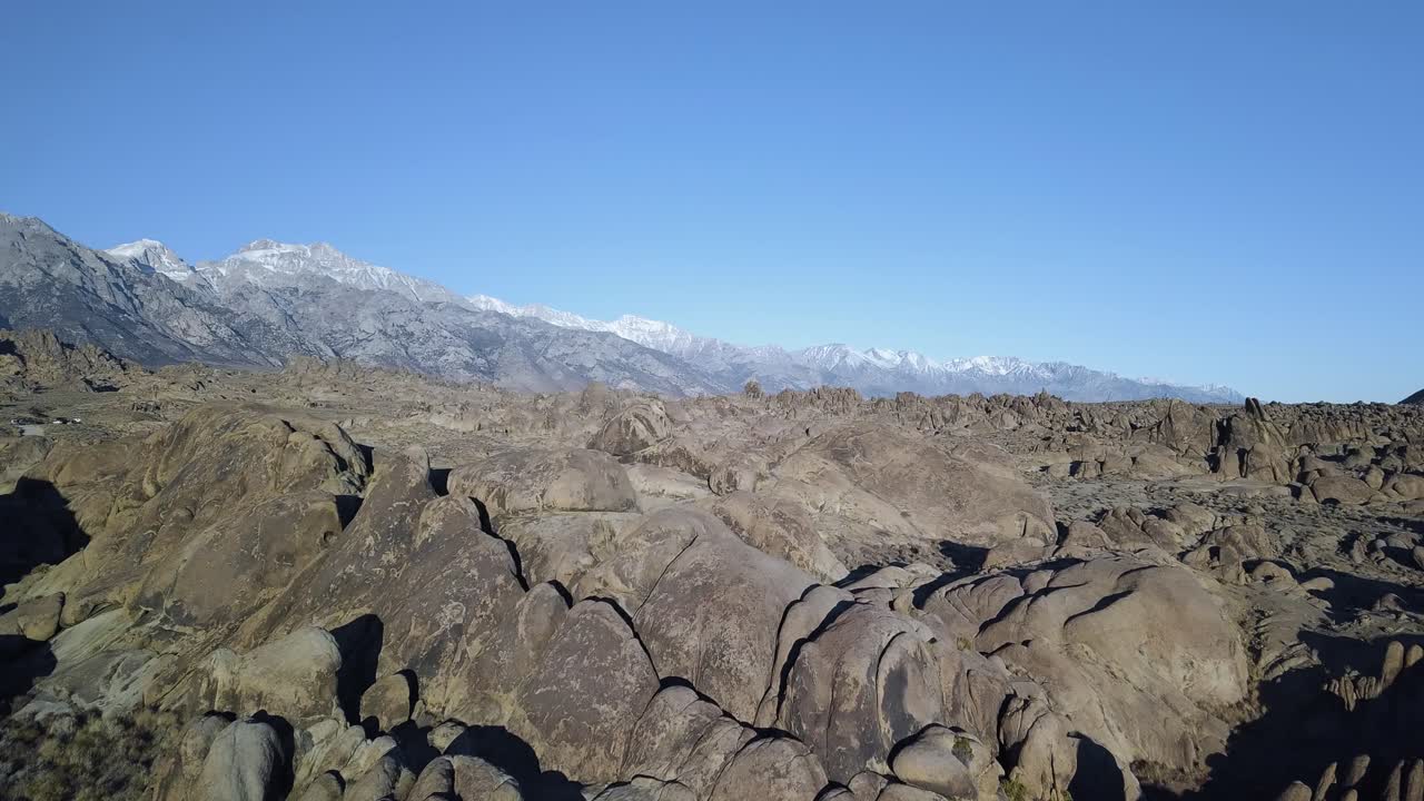hermoso paisaje desértico rocoso por la cordillera de la sierra oriental, california
