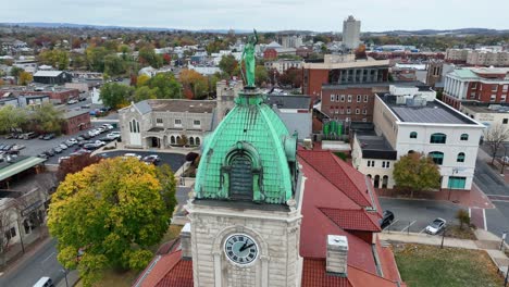 bâtiment du comté de rockingham dans le centre-ville de harrisonburg, en virginie