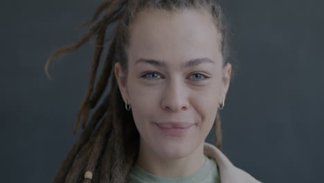 mujer sonriente con dreadlocks