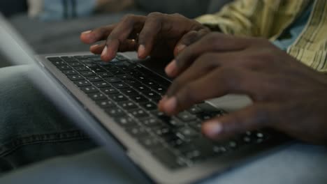 persona escribiendo en una computadora portátil