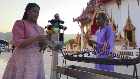 women praying at a thai temple