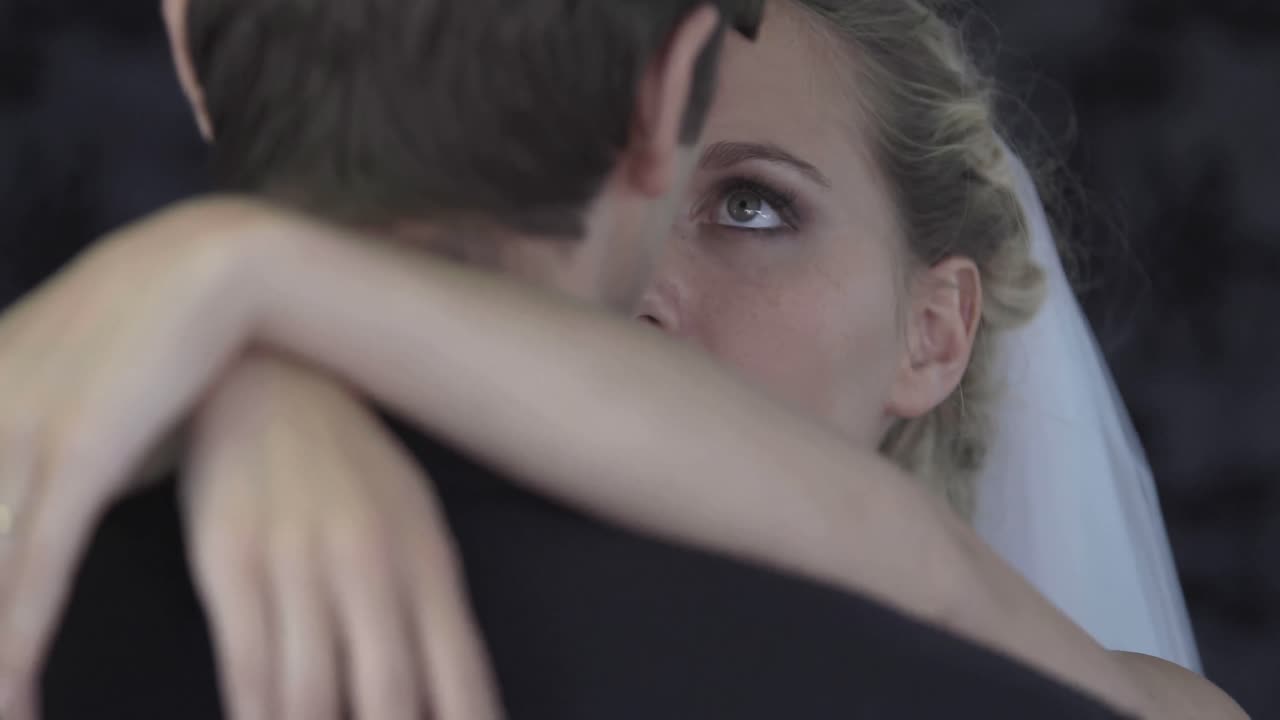 새로 결혼 한 부부 가  ⁇ 안고 대화 하고 있다