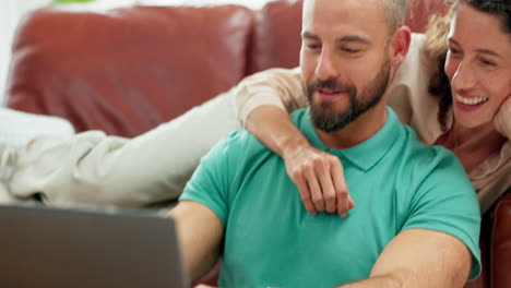 pareja relajarse en el sofá con el portátil ver comedia