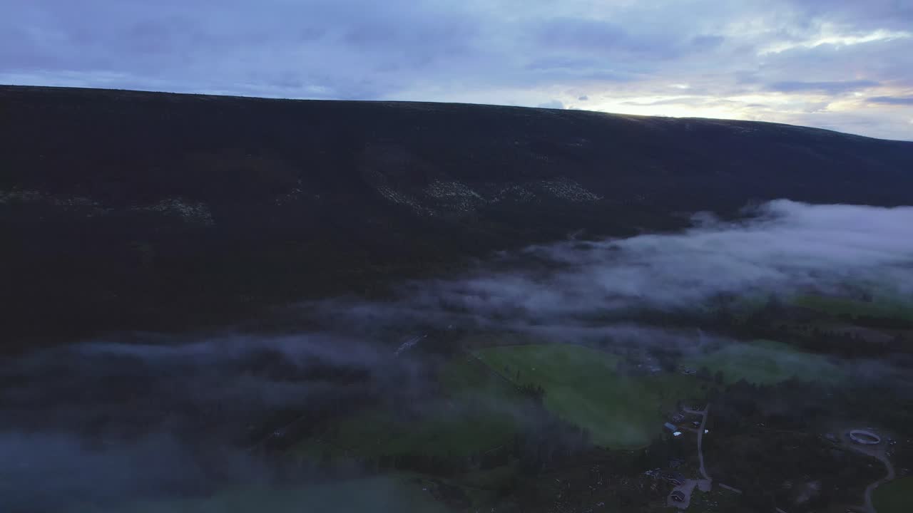 órbita aérea de tierras de cultivo verdes en el valle noruego