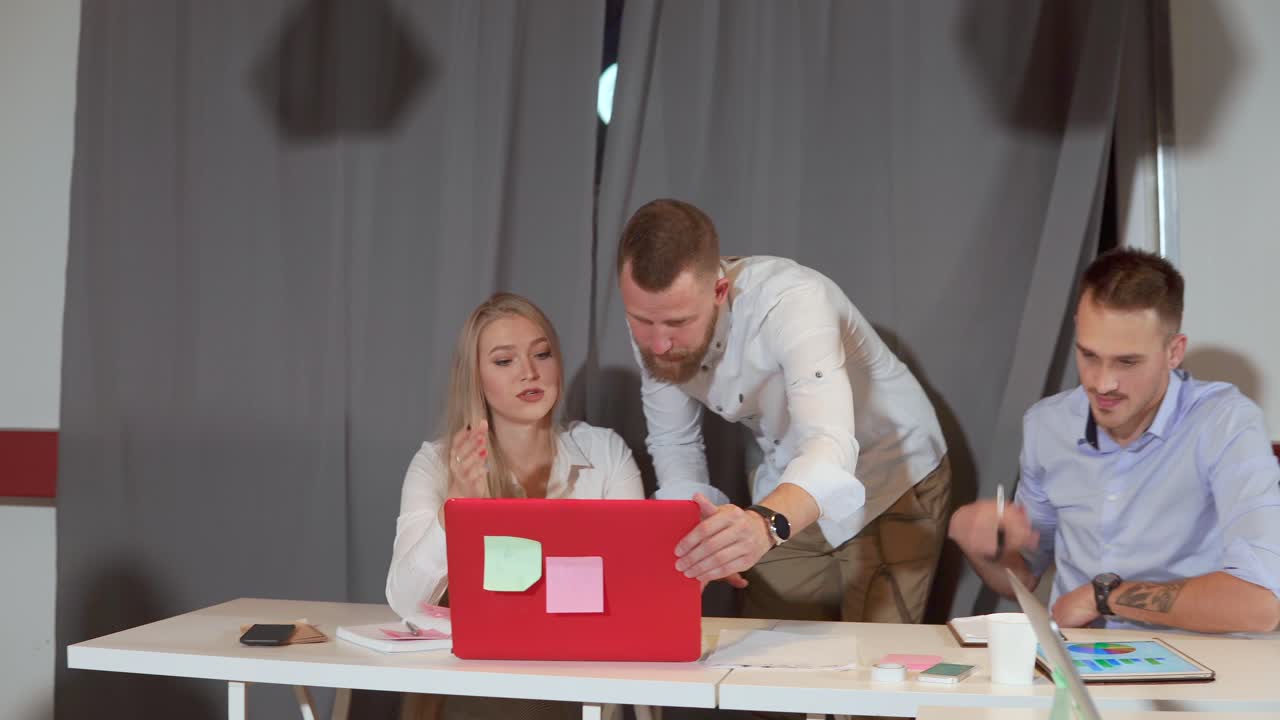 деловая встреча в офисе ночью