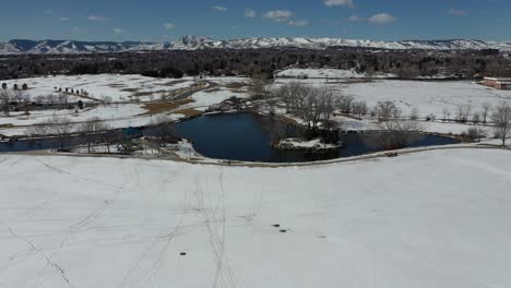 Una-Panorámica-De-Drones-Sobre-Un-Parque-Congelado