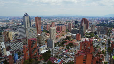 drone aéreo cinematográfico que establece una toma del centro urbano de la ciudad con modernos edificios de gran altura en américa del sur