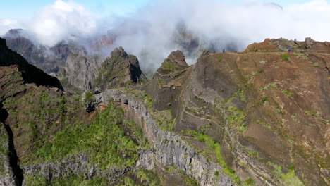 Towering-Steep-Mountain-Ridges-Of-Pico-do-Arieiro-In-Madeira-Island,-Portugal