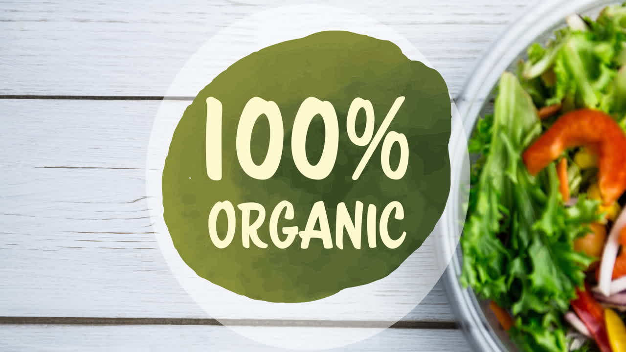 녹색에 100% 유기농 텍스트의 애니메이션, 색 보드에 신선한 러드 그 위에