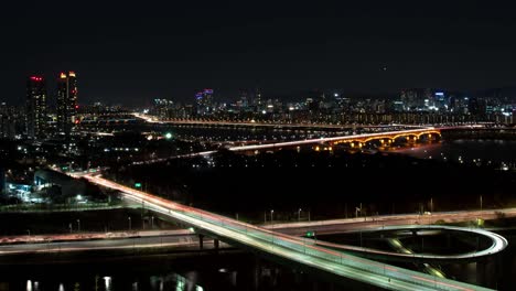 la vista nocturna de seúl. la vista superior de la autopista del lapso del tiempo.