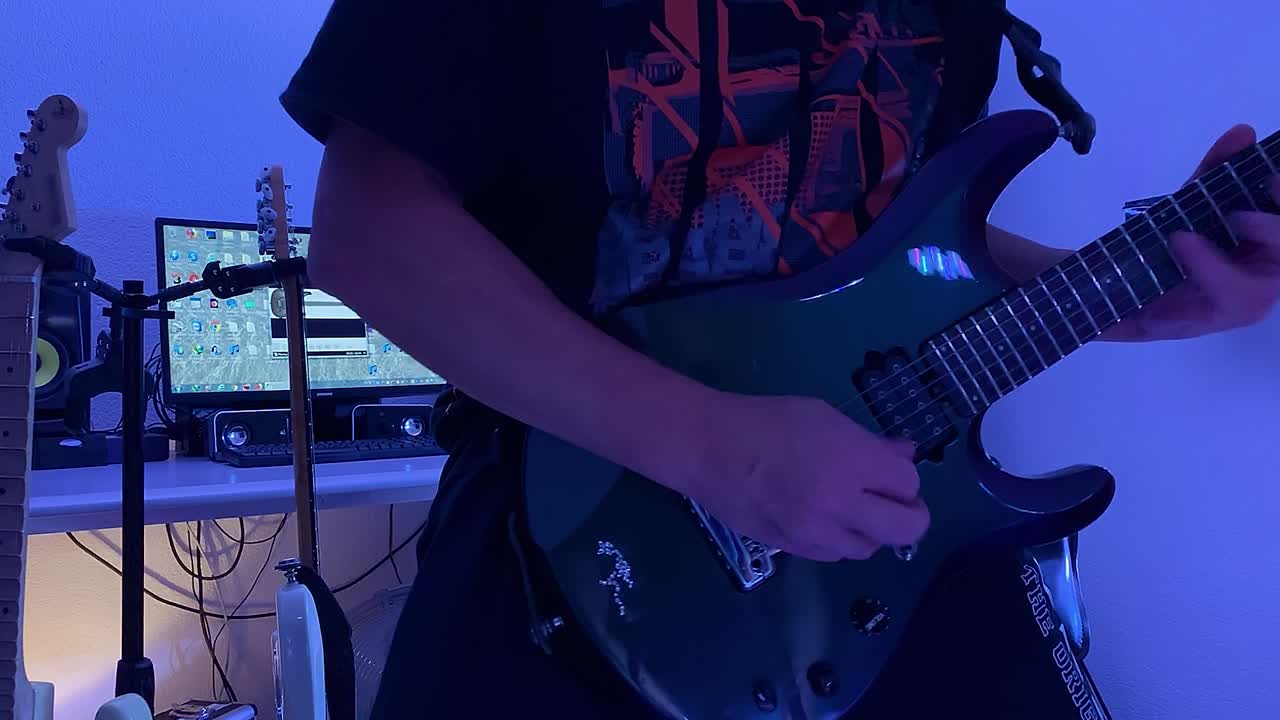En guitarist spiller guitar i sit studie