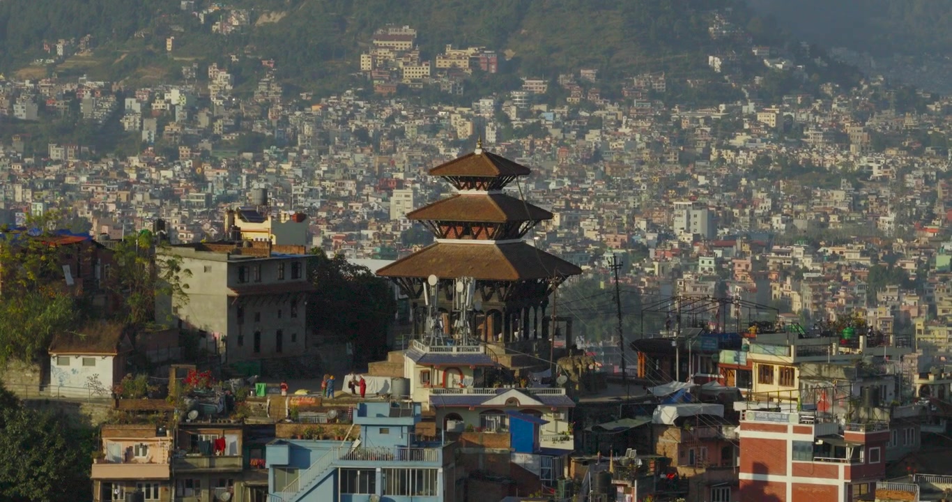 Ilmakuva historiallisesta monikerroksisesta pagoditemppelistä tiheiden asuinalueiden ympäröimänä Kirtipurissa, Kathmandun laakson laitamilla Nepalissa.