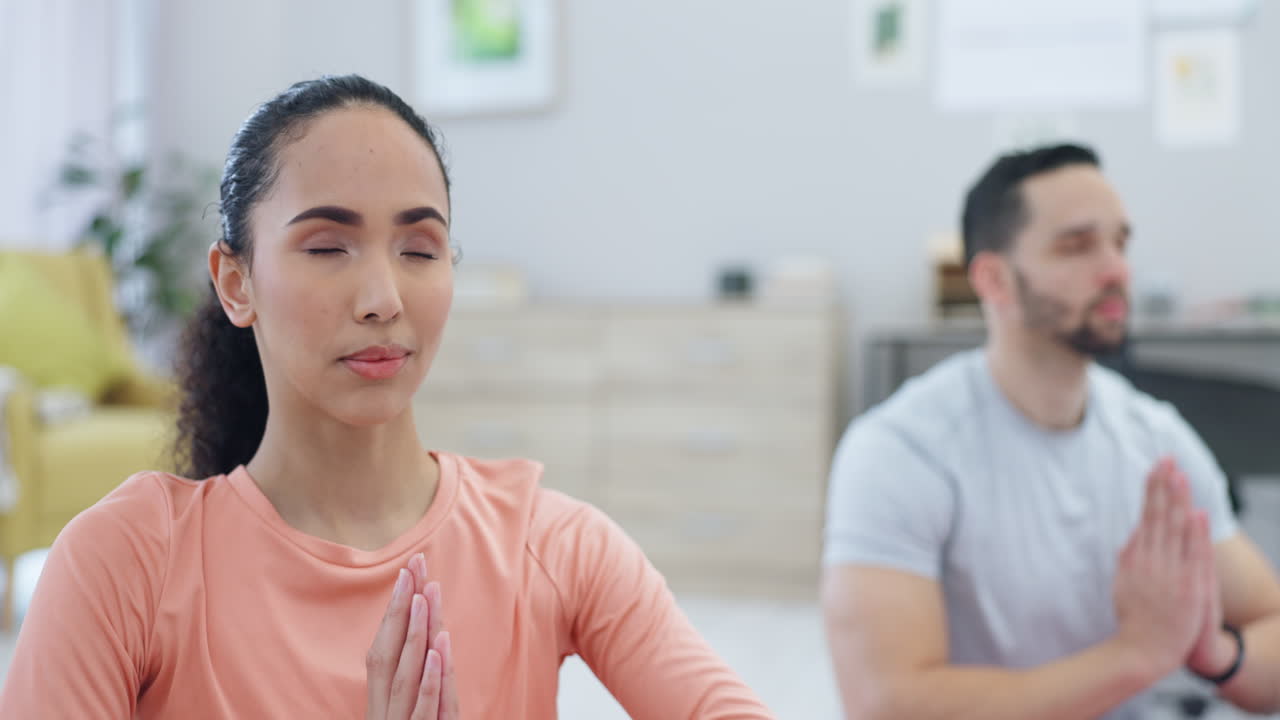 respiración, meditación y pareja haciendo yoga en casa