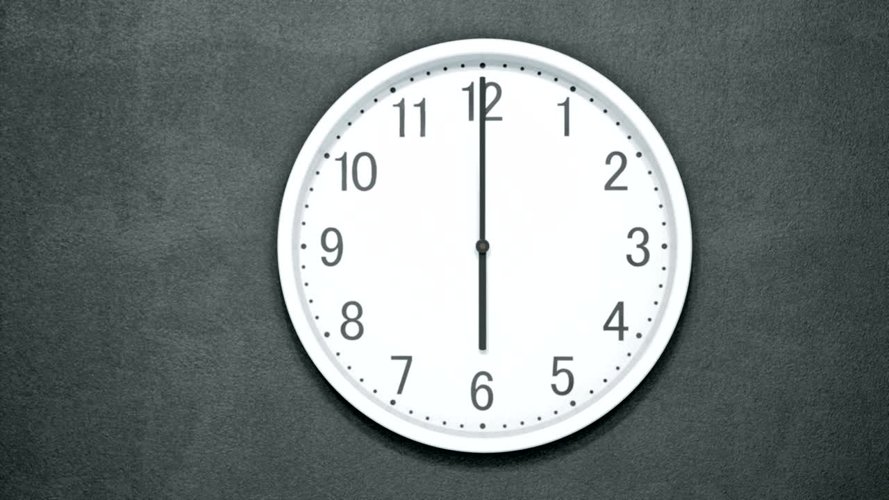 el lapso de tiempo del reloj moderno en la pared oscura.