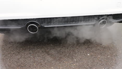 El-Agotamiento-Del-Coche-Se-Cierra-Con-Mucho-Humo