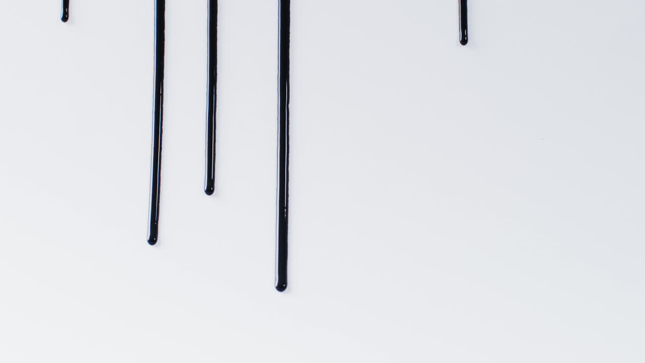 복사 공간, 느린 움직임과 함께  ⁇  바탕에 검은 색 페인트 모양의 클로즈업