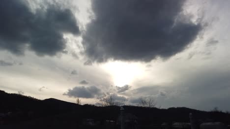 Hyperlapse-Beim-Gehen-Auf-Einer-Landstraße-Mit-Baumsilhouette-Bei-Sonnenuntergang