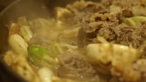 cocinar ternera salteada con puerros de cebolla
