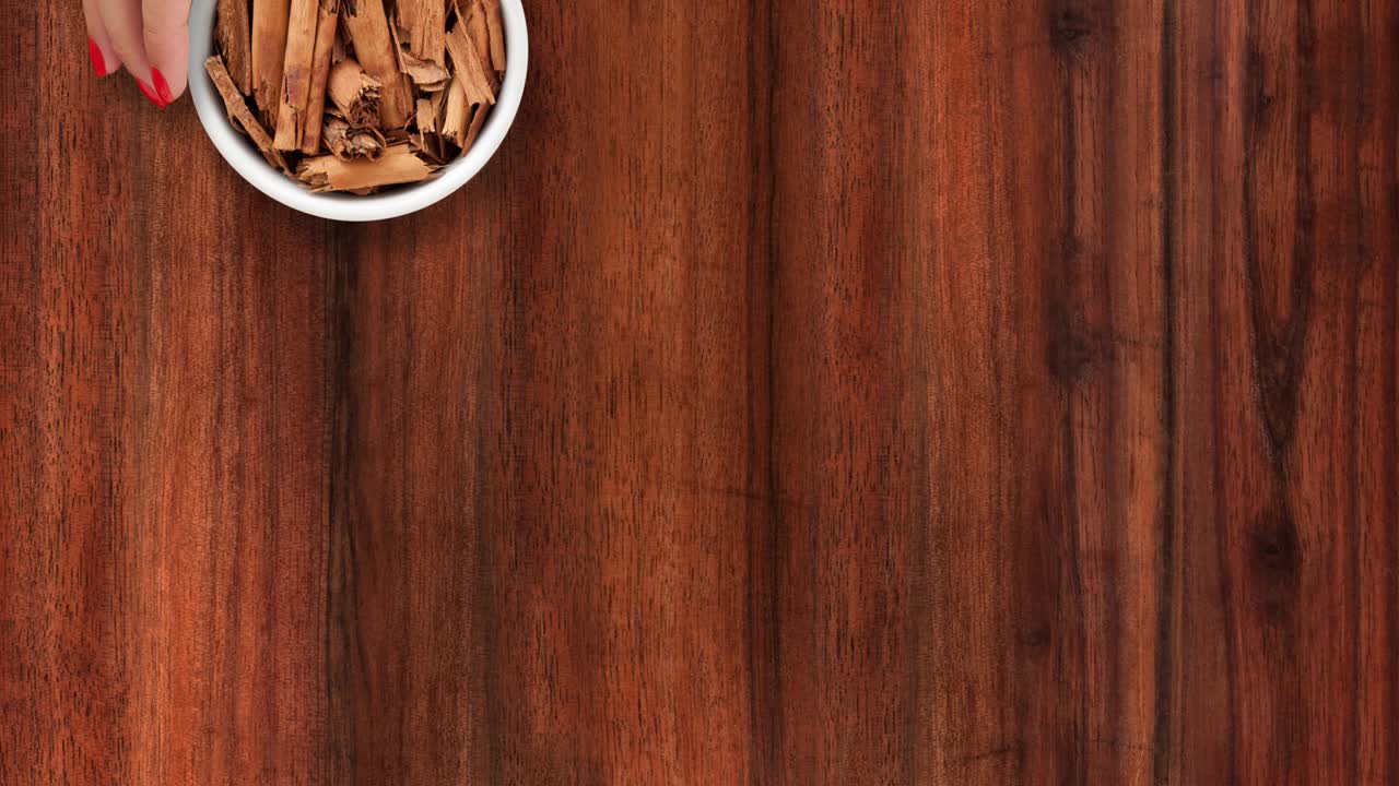 ofreciendo palitos de canela