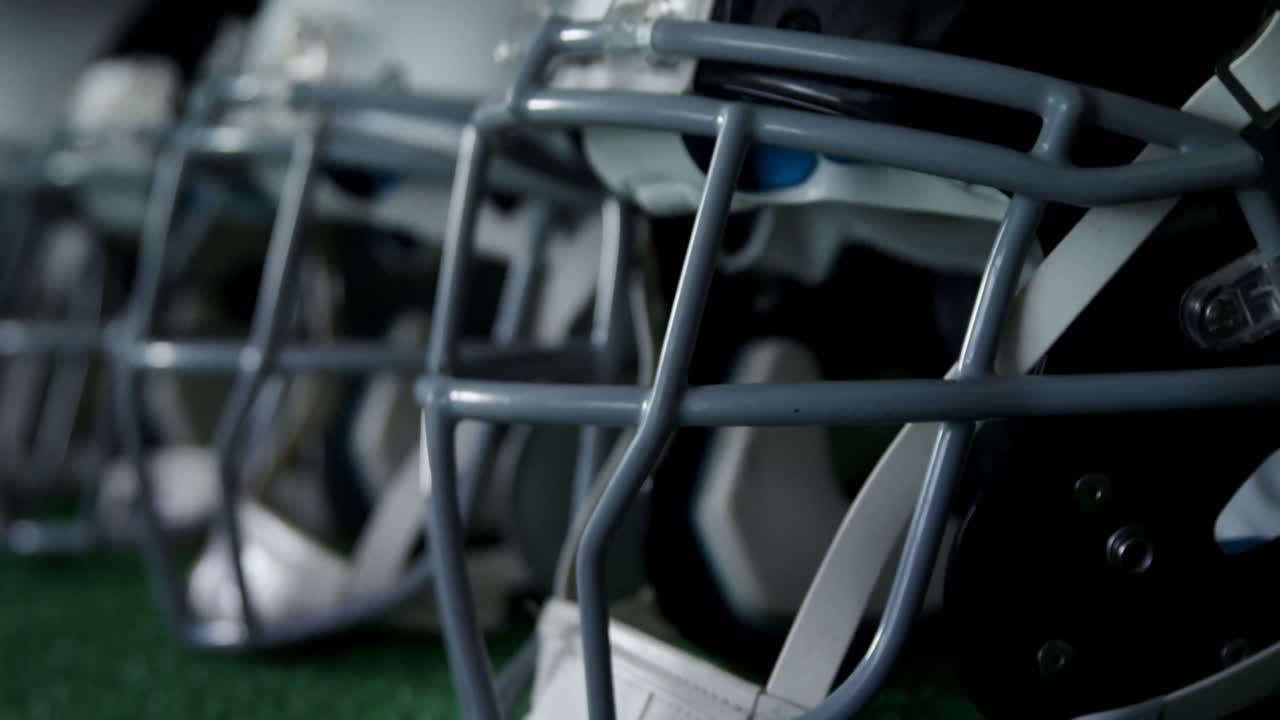 engrenagens de cabeça dispostas em relva artificial 4k