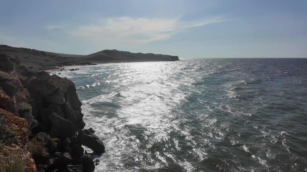 평온한 크리미아 해안에서 해가 지고, 아조프 해의 조용한 물 위에 반이는 반사를 던지며, 그림 같은 풍경을 만니다.