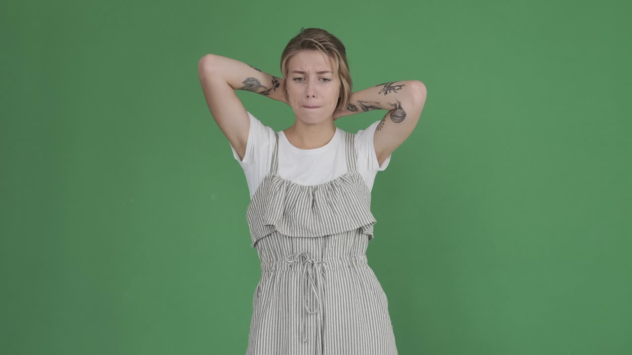 문신 한 여자 가 초록색 배경 에 뛰어난 아이디어 를 가지고 왔다