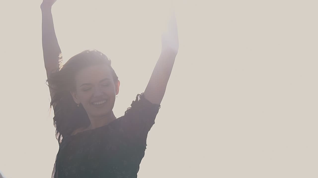 손을 들어 올린 소녀 는 봄 날 에 느린 움직임 으로 포즈 를 취 한다