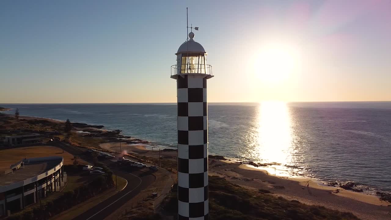 antena - disparo de drones girando alrededor del faro en la ciudad costera australiana