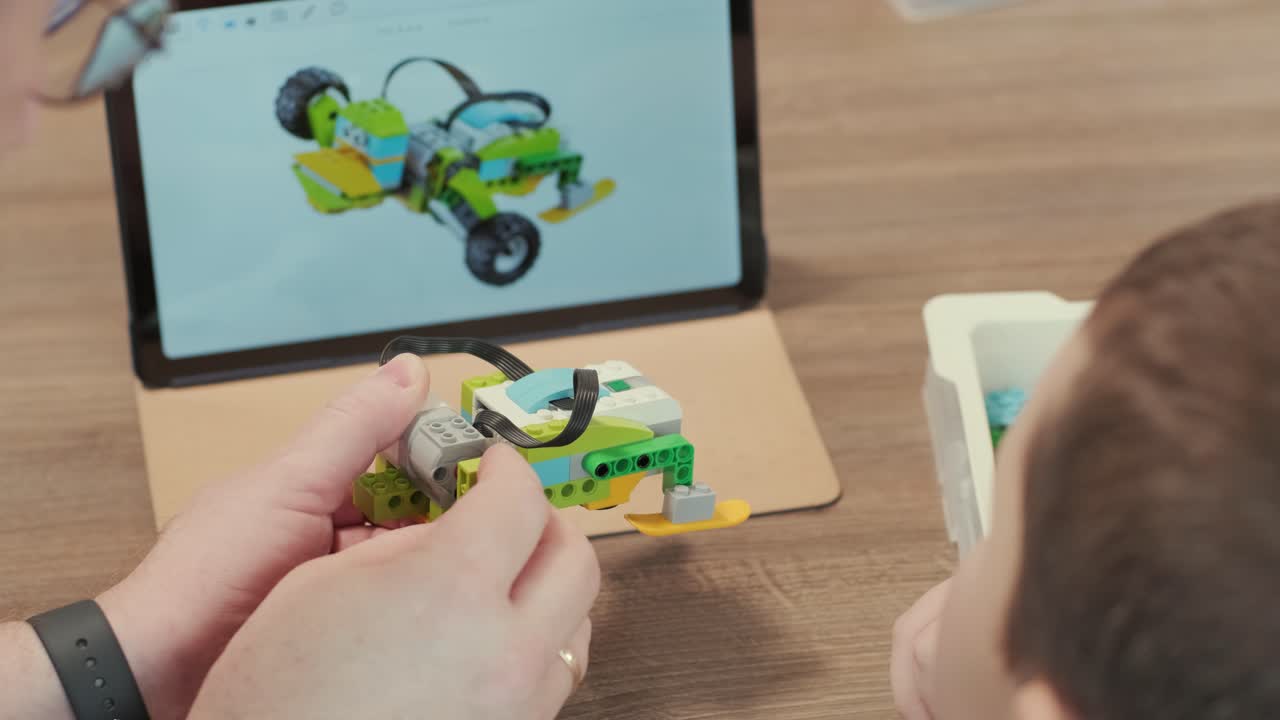 los niños participan en actividades de aprendizaje básico, montando kits de robótica con enfoque y trabajo en equipo en un entorno de aula
