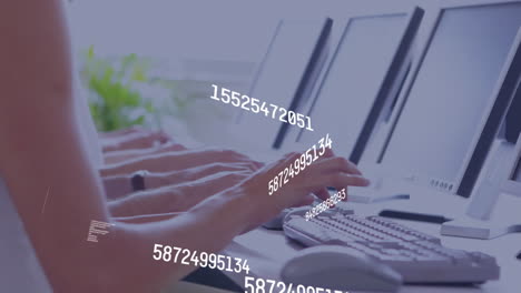 animación de números cambiantes a través de la sección media de diversos colegas usando computadoras en la oficina