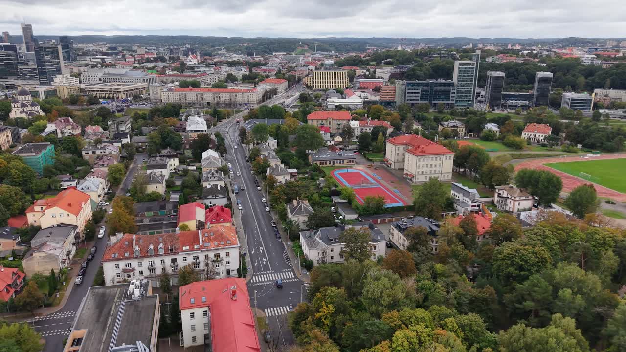 Widok z lotu ptaka na europejskie miasto z budynkami mieszkalnymi i terenami zielonymi