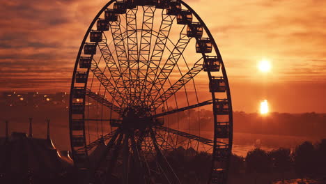 silueta de una rueda de ferris al atardecer