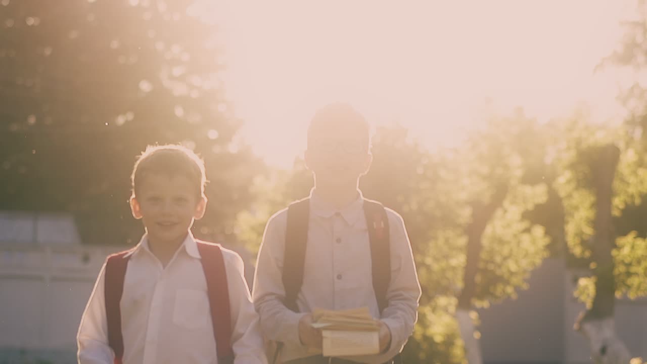 학년의 끝에 행복한 소년들은 책을 던집니다. 느린 동작