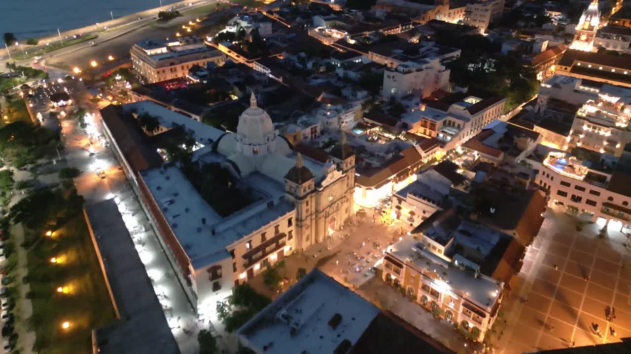 avión no tripulado sobrevuela cartagena colombia por la noche, catedral, edificios del centro histórico, vista panorámica de la ciudad