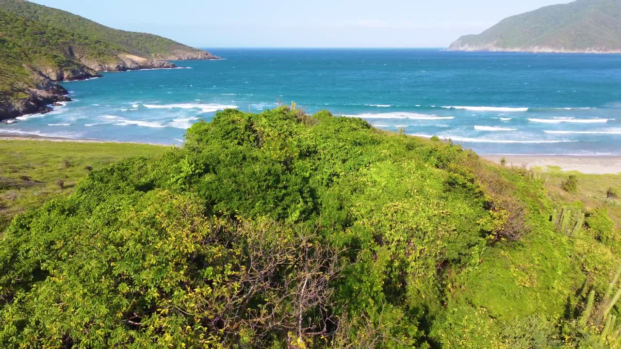 parque nacional de tayrona con exuberante vegetación y impresionantes aguas costeras, vista aérea