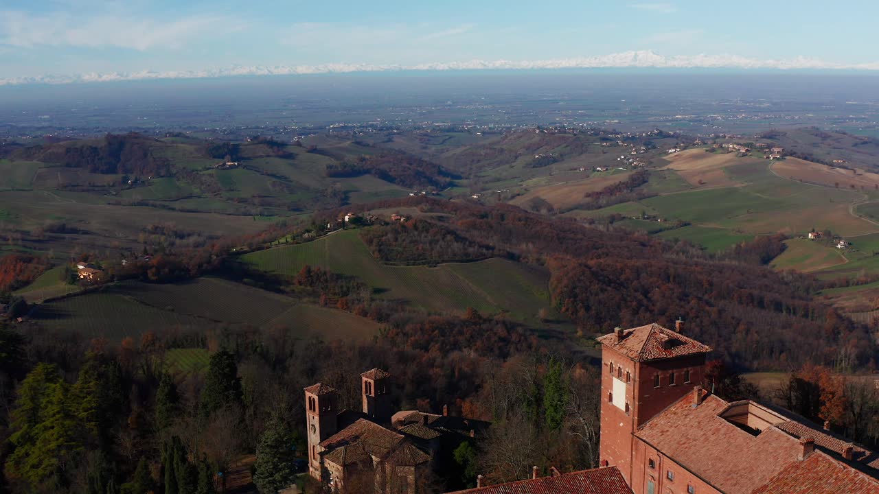 vista aérea de la pintoresca campiña de pavia con carro sobre el castillo de montalto pavese