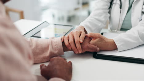 tomándose de la mano, el médico y el paciente de confort