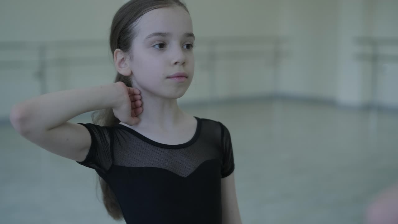 젊은 발레리나 가 스튜디오 에서 춤 을 연습 하고 있다