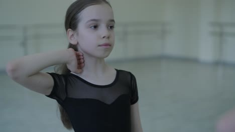 joven bailarina practicando movimientos de baile en el estudio