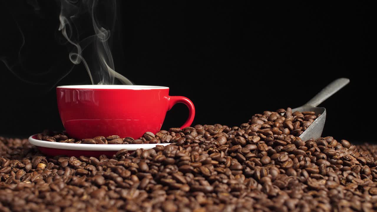 Kaffekop og kaffebønner, video i 4K, 50fps